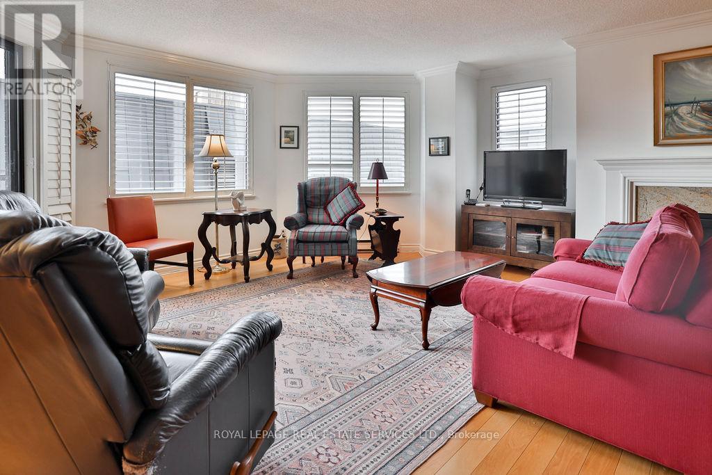 708 - 100 Lakeshore Road E, Oakville, ON - Indoor Photo Showing Living Room