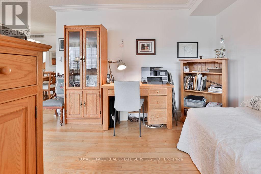 708 - 100 Lakeshore Road E, Oakville, ON - Indoor Photo Showing Bedroom