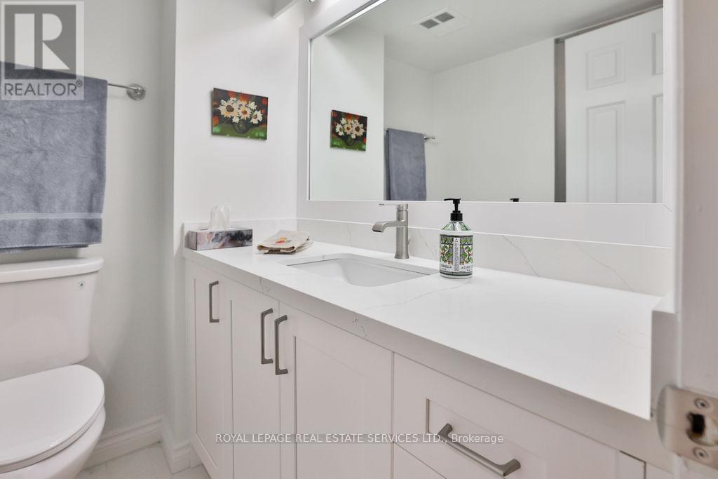 708 - 100 Lakeshore Road E, Oakville, ON - Indoor Photo Showing Bathroom