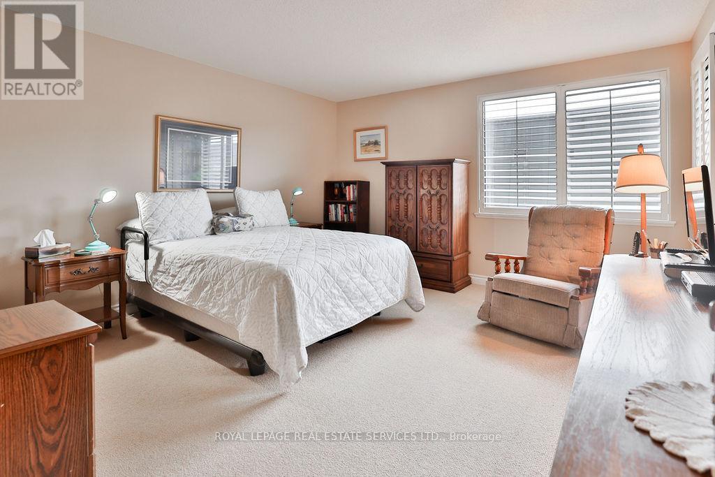 708 - 100 Lakeshore Road E, Oakville, ON - Indoor Photo Showing Bedroom