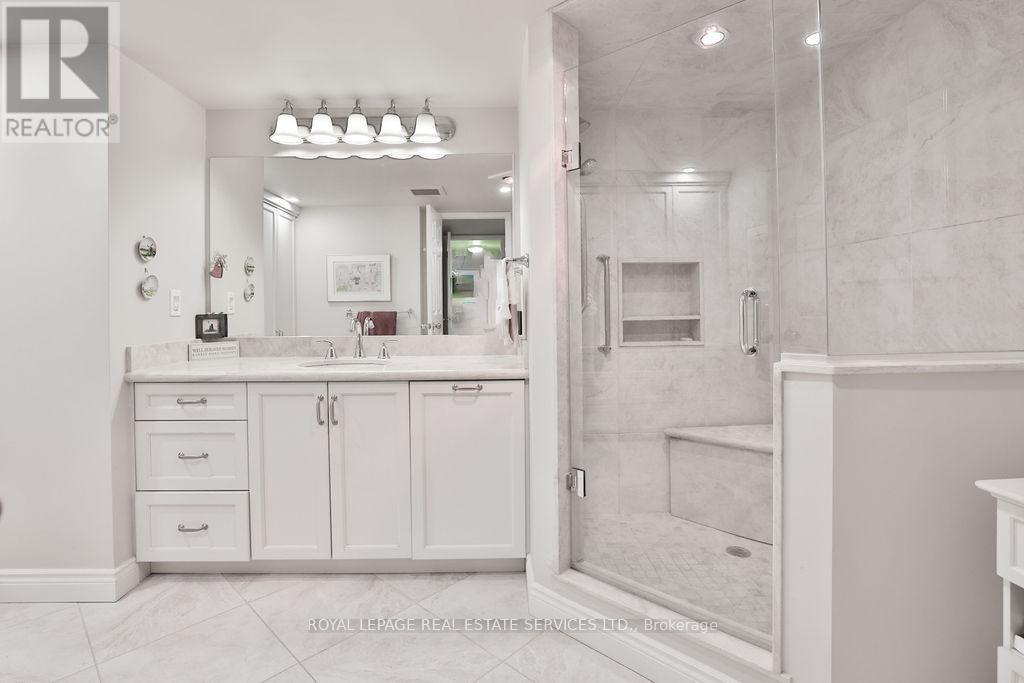 708 - 100 Lakeshore Road E, Oakville, ON - Indoor Photo Showing Bathroom