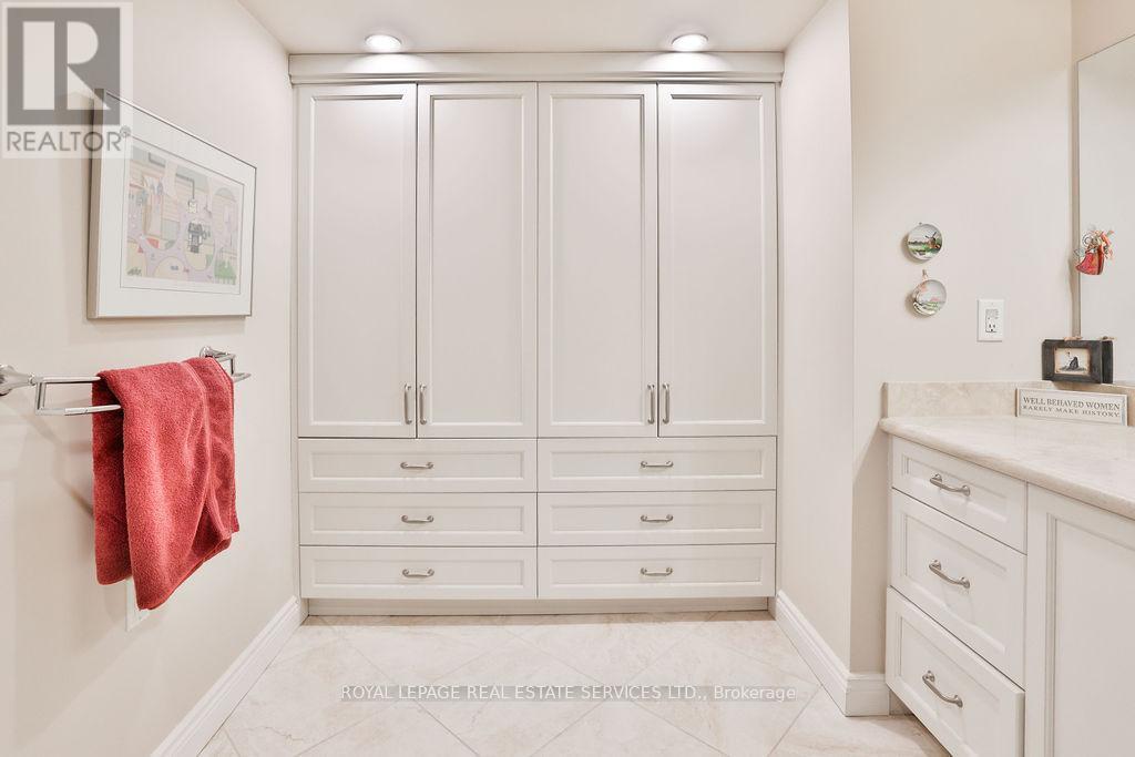 708 - 100 Lakeshore Road E, Oakville, ON - Indoor Photo Showing Bathroom