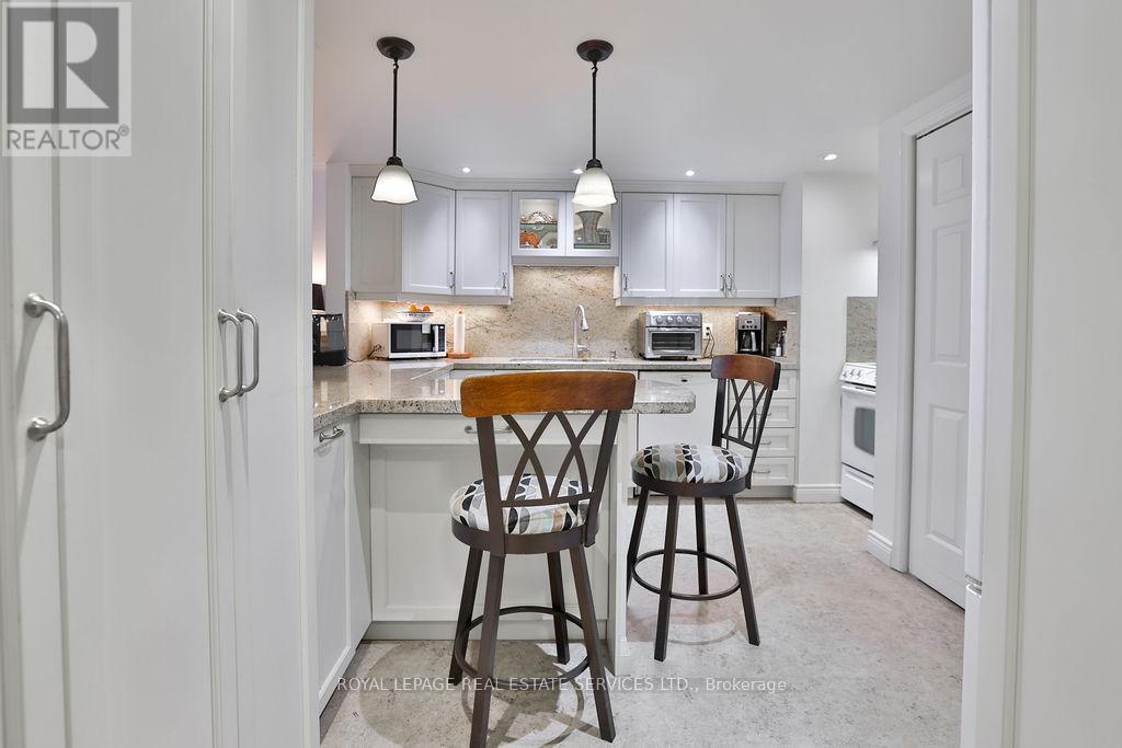 708 - 100 Lakeshore Road E, Oakville, ON - Indoor Photo Showing Kitchen With Upgraded Kitchen