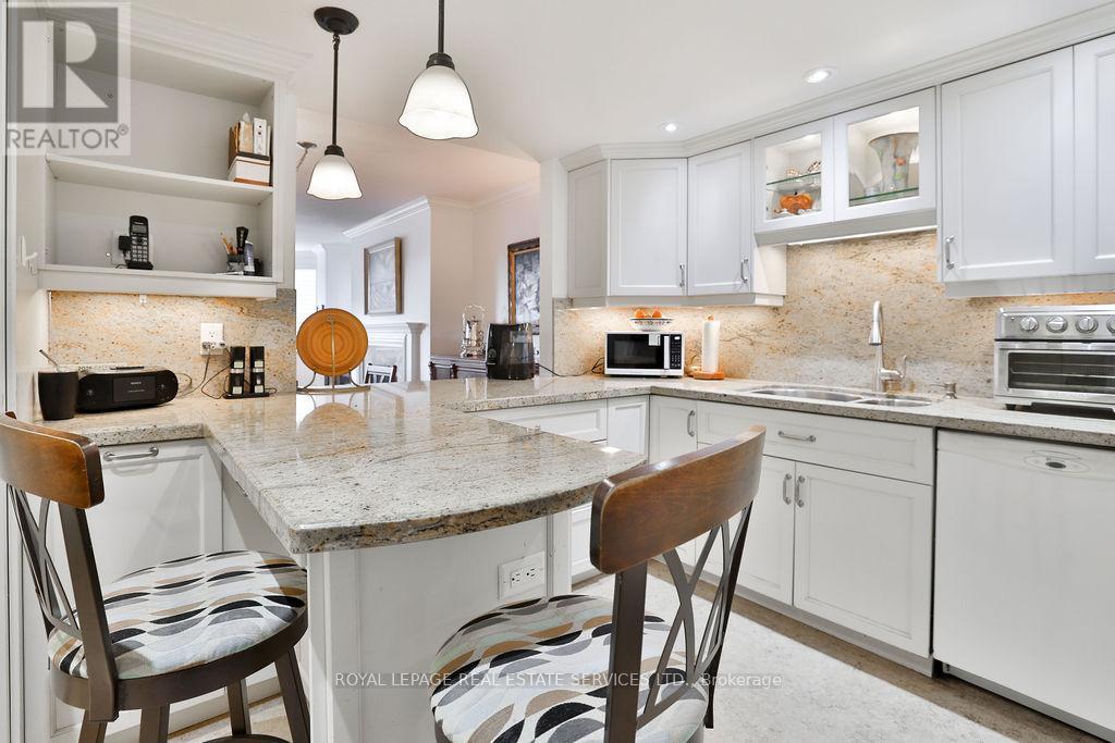 708 - 100 Lakeshore Road E, Oakville, ON - Indoor Photo Showing Kitchen With Double Sink With Upgraded Kitchen