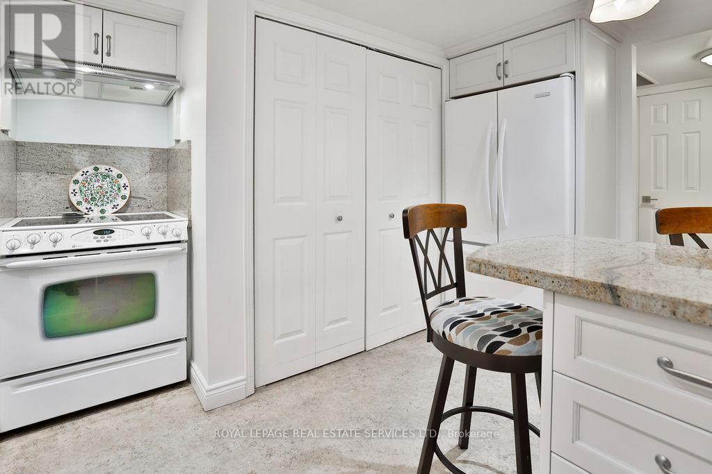 708 - 100 Lakeshore Road E, Oakville, ON - Indoor Photo Showing Kitchen