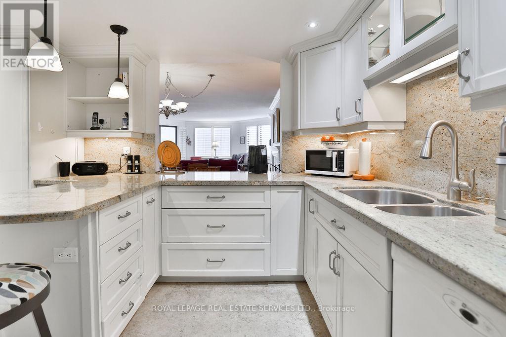 708 - 100 Lakeshore Road E, Oakville, ON - Indoor Photo Showing Kitchen With Double Sink With Upgraded Kitchen