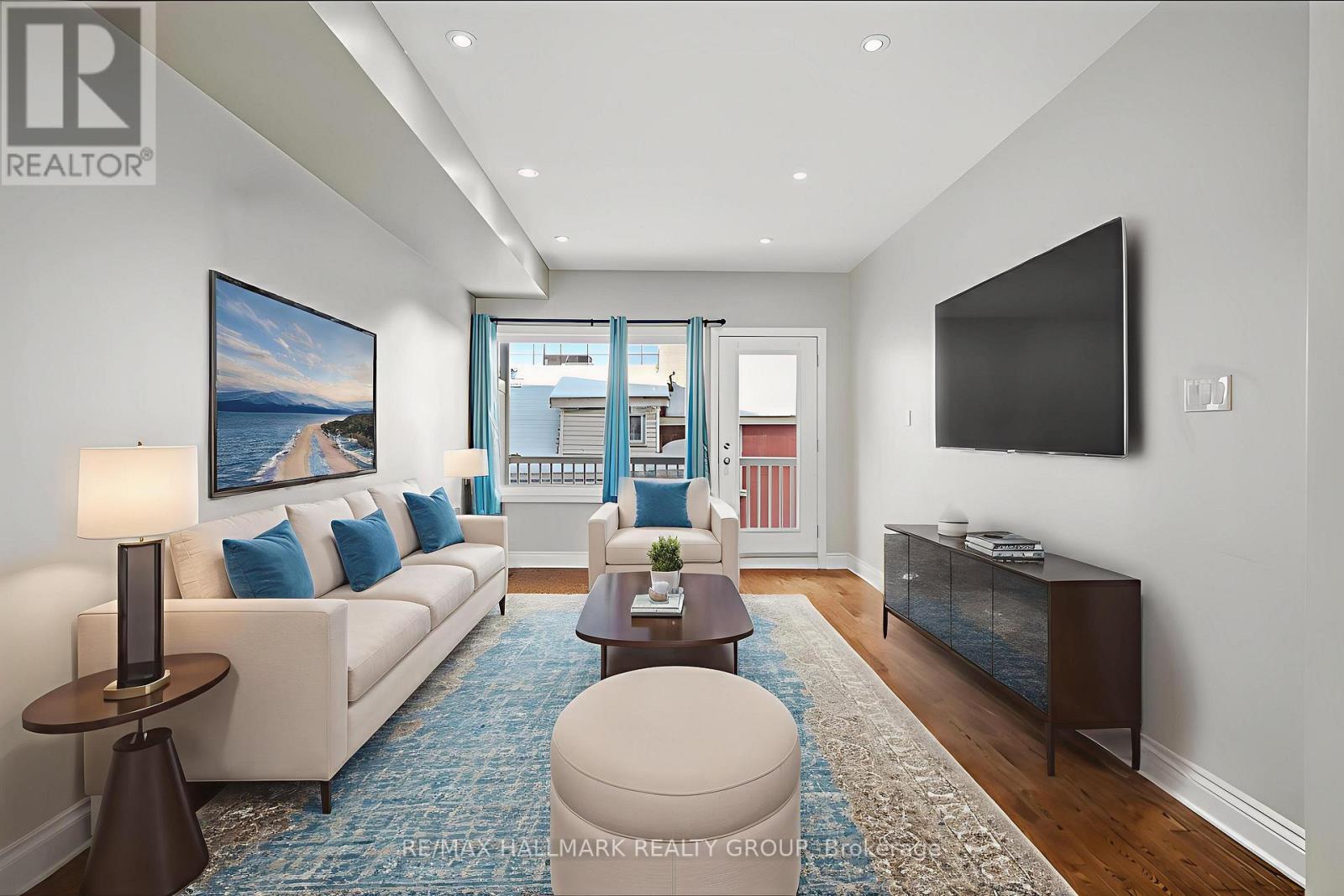 290 Cambridge Street N, Ottawa, ON - Indoor Photo Showing Living Room