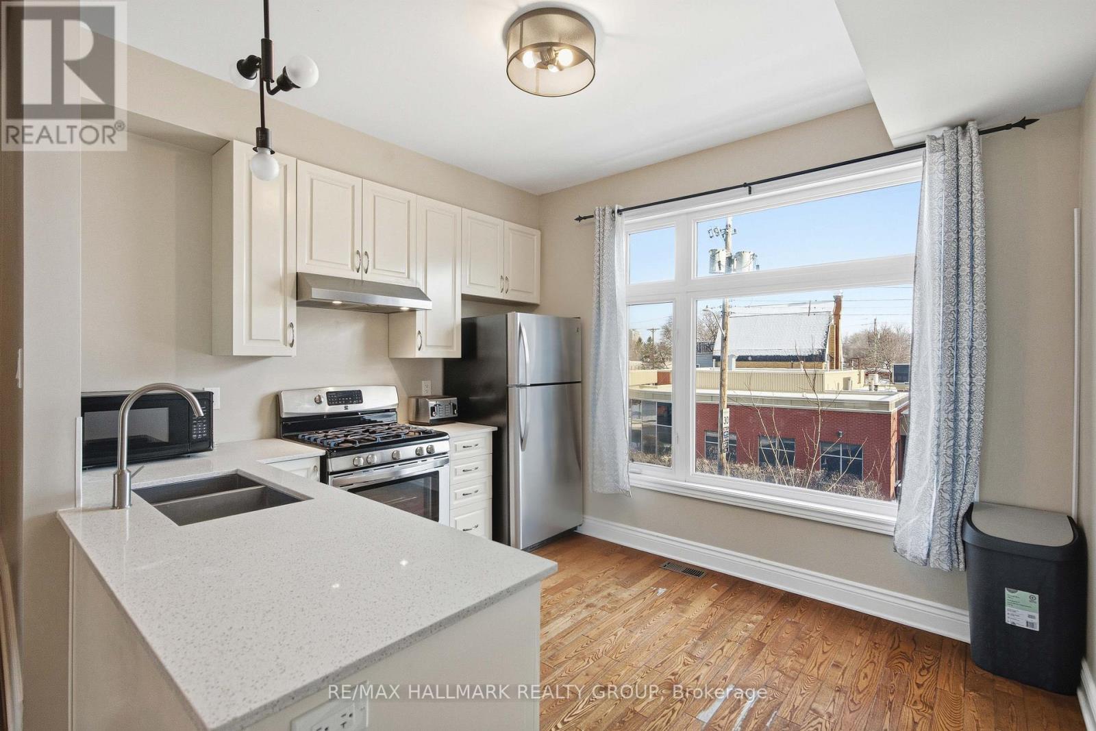 290 Cambridge Street N, Ottawa, ON - Indoor Photo Showing Kitchen With Double Sink