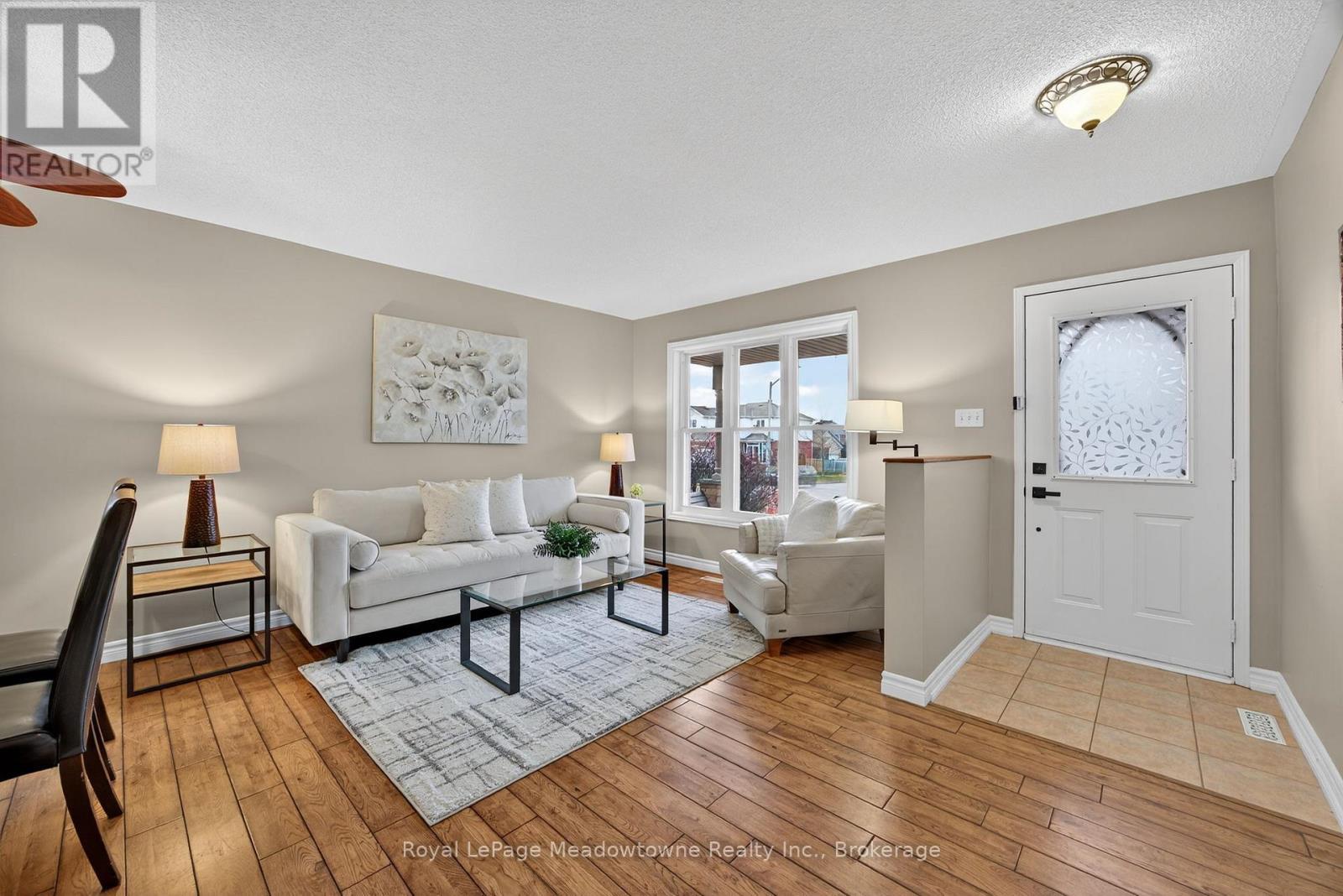 1 Draper Crescent, Barrie (Painswick North), ON - Indoor Photo Showing Living Room