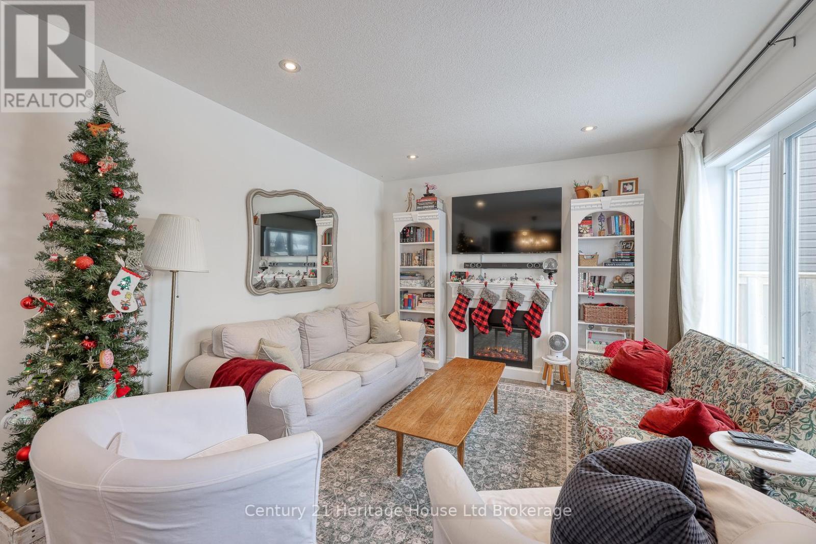 72 Pearl Street, Tillsonburg, ON - Indoor Photo Showing Living Room