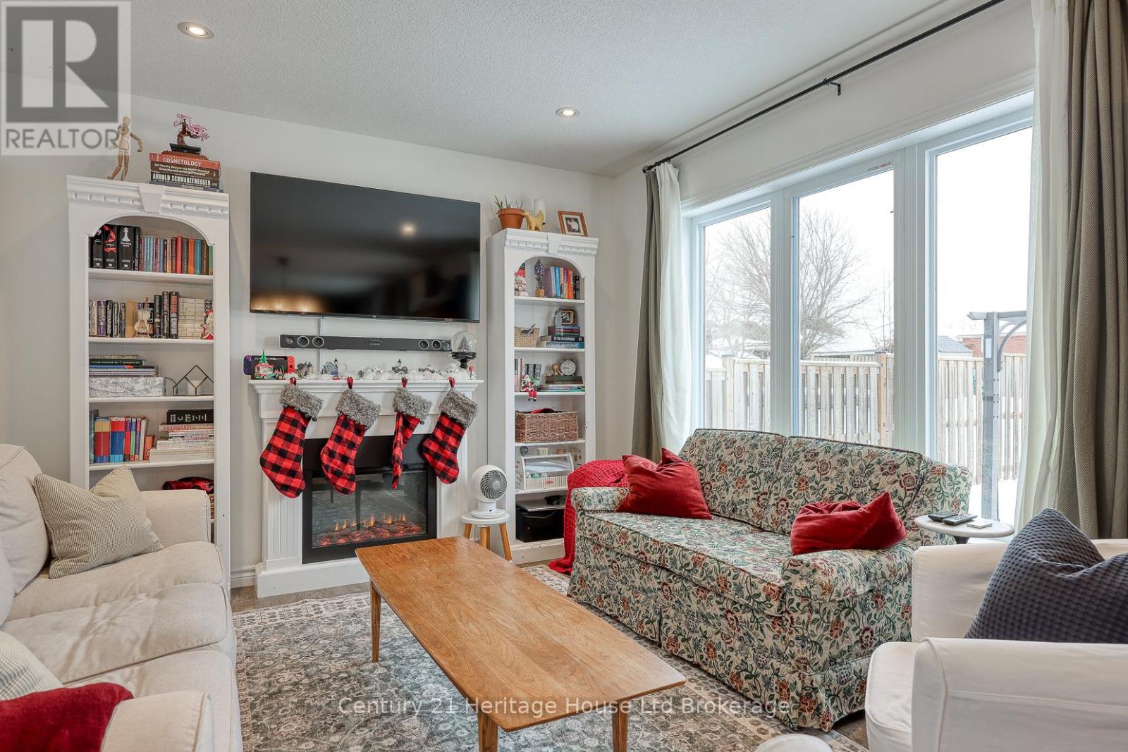 72 Pearl Street, Tillsonburg, ON - Indoor Photo Showing Living Room