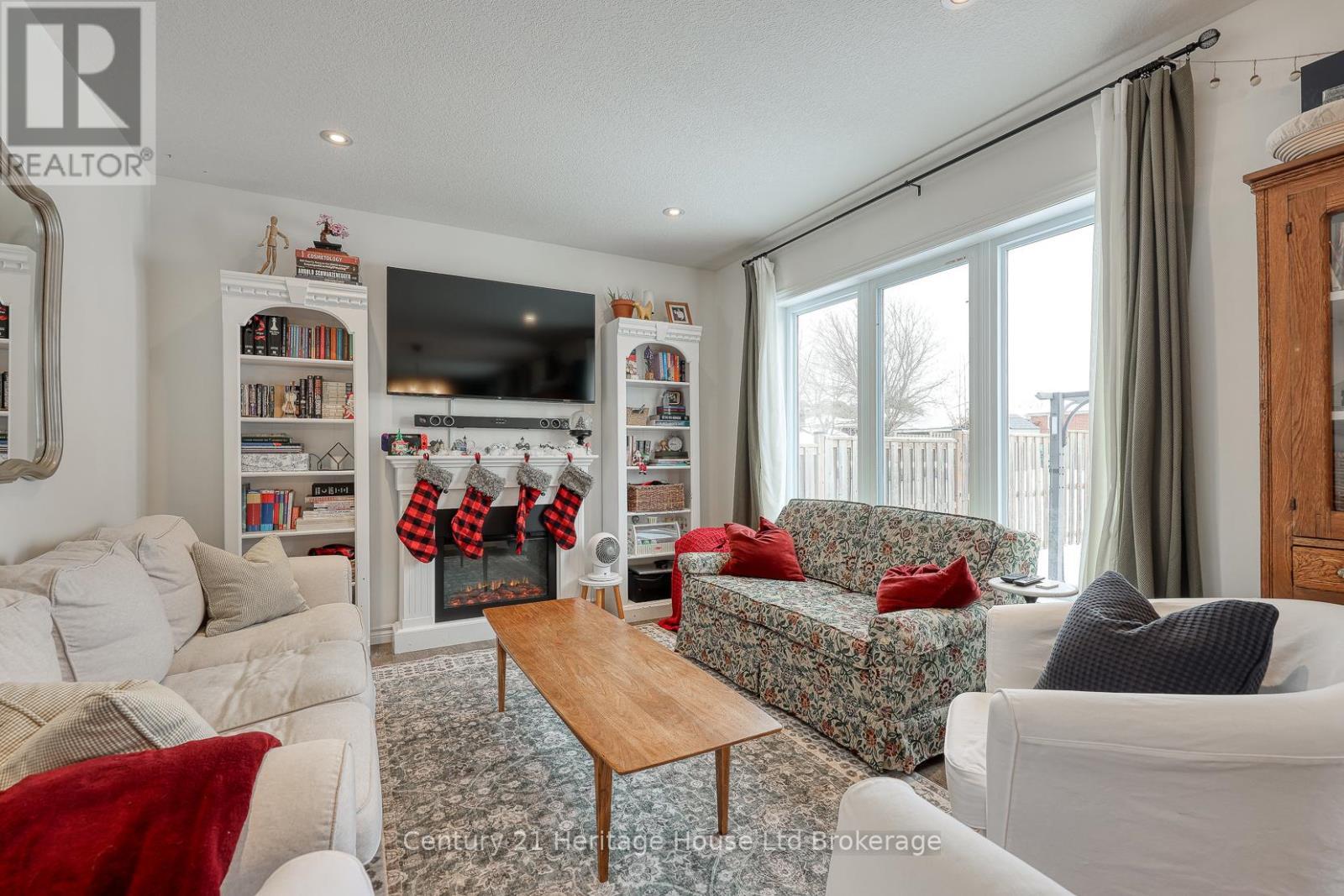 72 Pearl Street, Tillsonburg, ON - Indoor Photo Showing Living Room