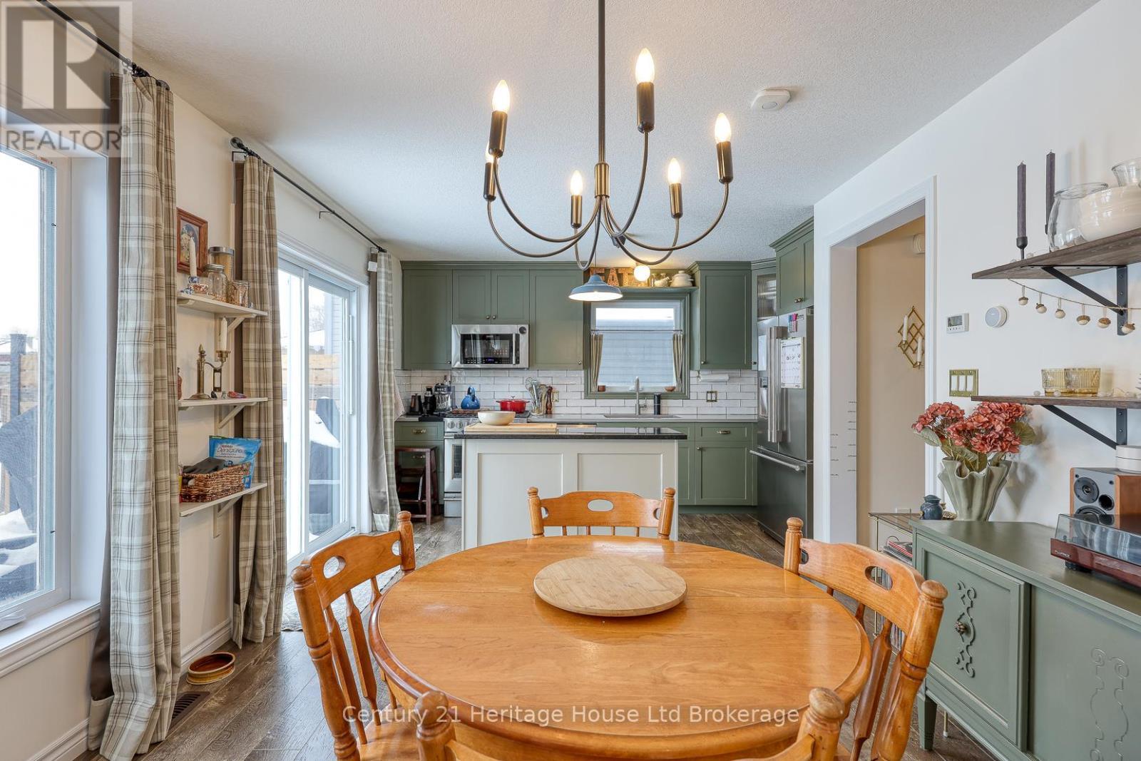 72 Pearl Street, Tillsonburg, ON - Indoor Photo Showing Dining Room