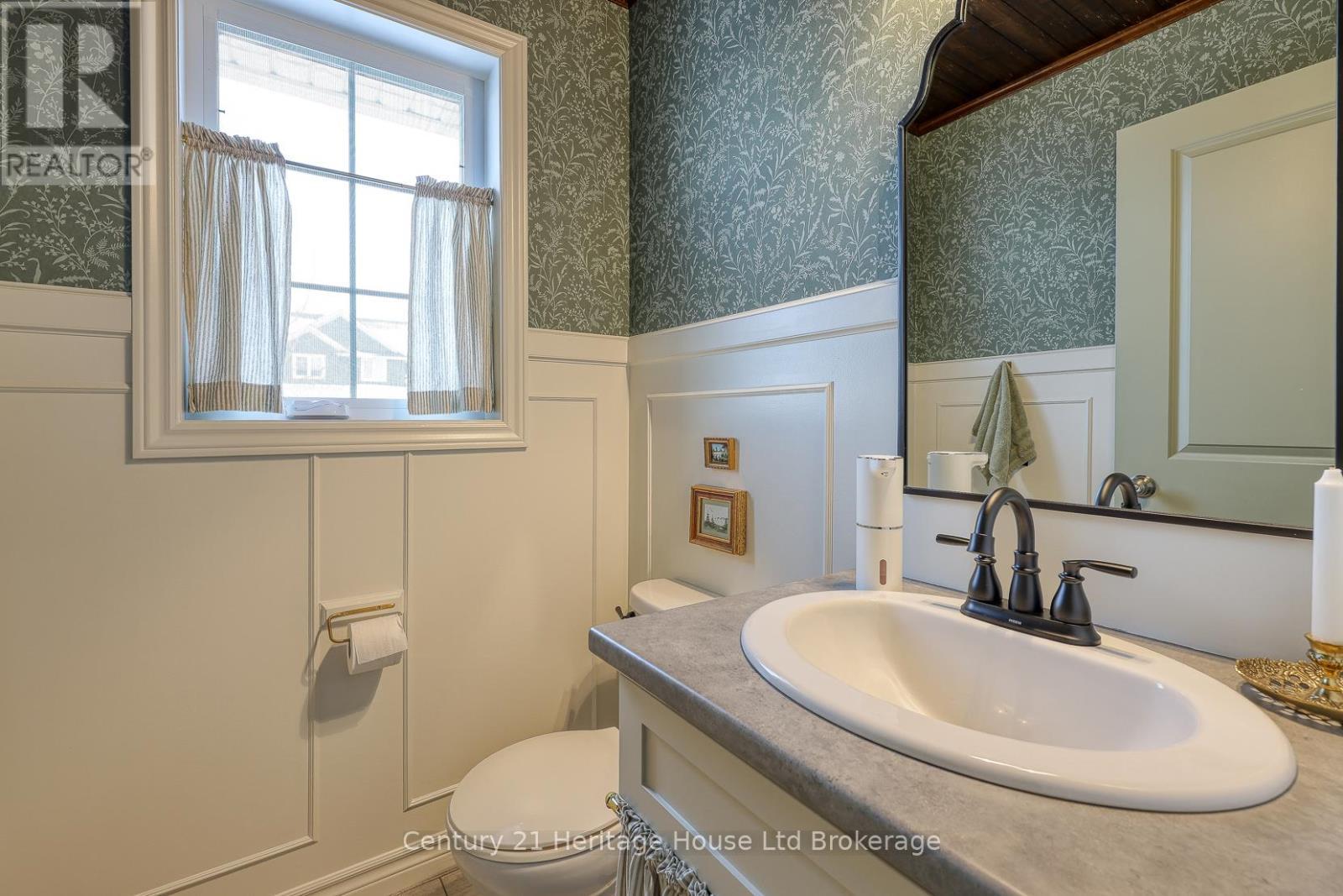 72 Pearl Street, Tillsonburg, ON - Indoor Photo Showing Bathroom