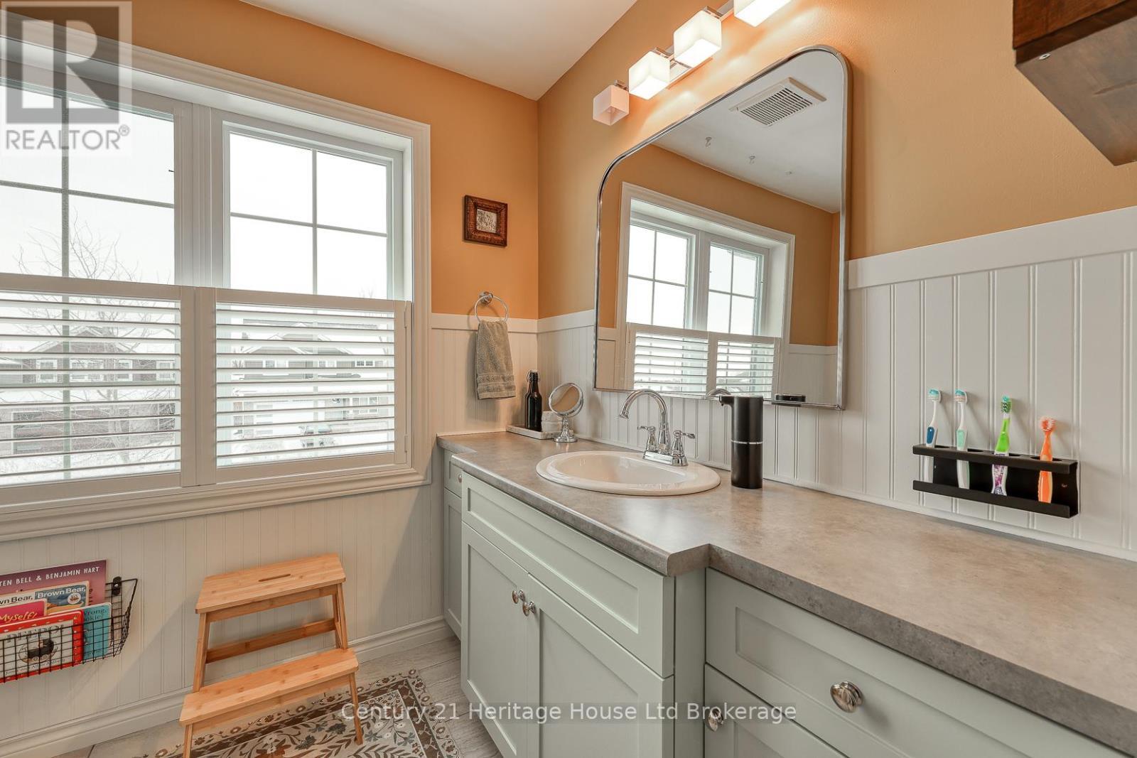 72 Pearl Street, Tillsonburg, ON - Indoor Photo Showing Bathroom