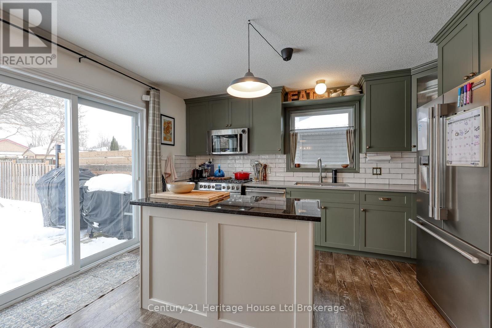 72 Pearl Street, Tillsonburg, ON - Indoor Photo Showing Kitchen