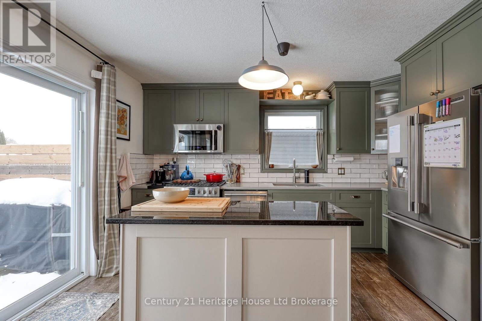 72 Pearl Street, Tillsonburg, ON - Indoor Photo Showing Kitchen