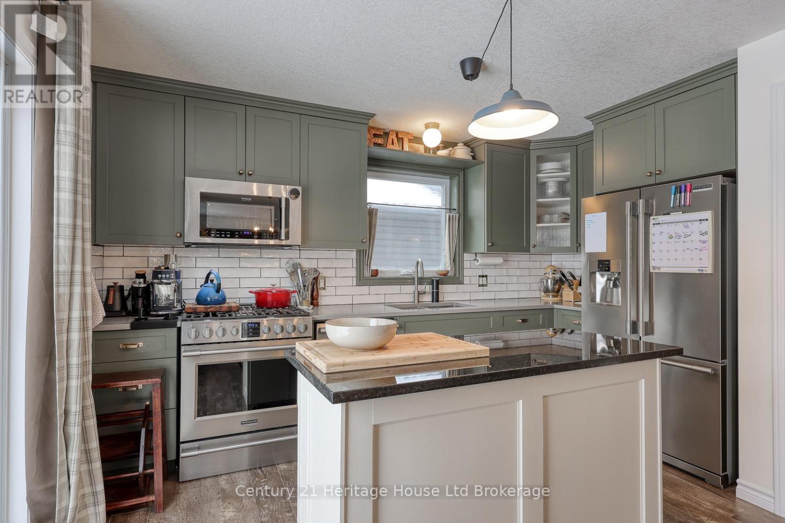 72 Pearl Street, Tillsonburg, ON - Indoor Photo Showing Kitchen