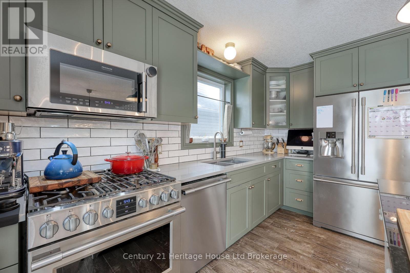72 Pearl Street, Tillsonburg, ON - Indoor Photo Showing Kitchen With Upgraded Kitchen