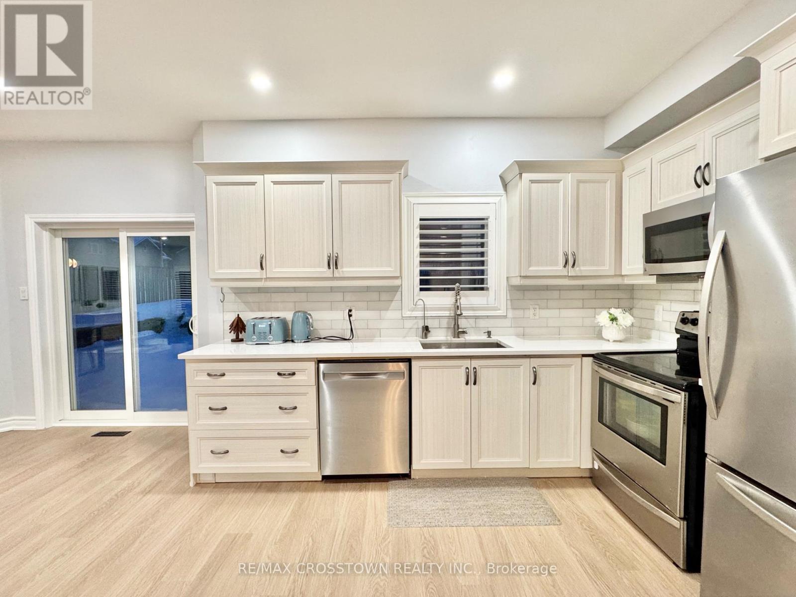 1 Black Ash Trail, Barrie, ON - Indoor Photo Showing Kitchen With Upgraded Kitchen