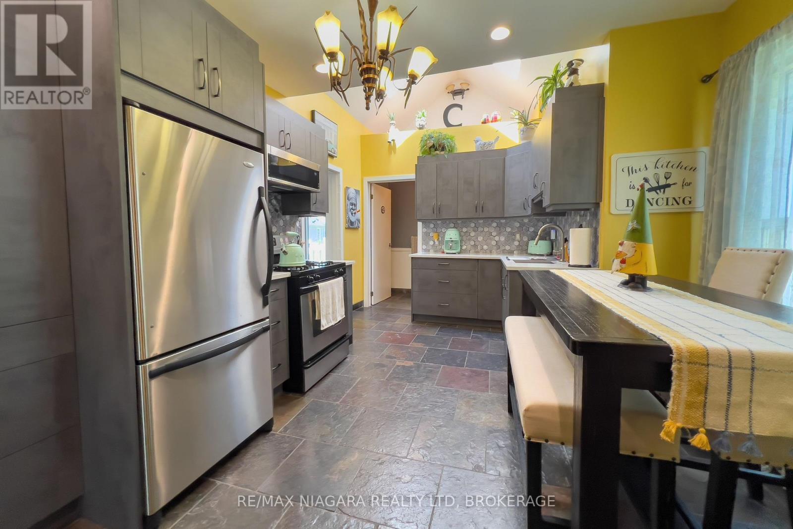 5791 Emery Street, Niagara Falls (Hospital), ON - Indoor Photo Showing Kitchen