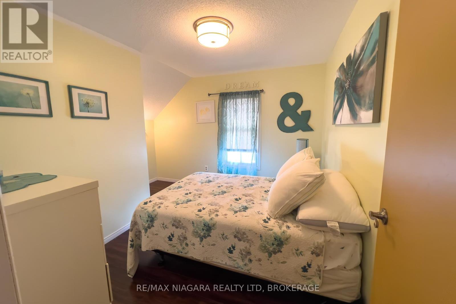 5791 Emery Street, Niagara Falls (Hospital), ON - Indoor Photo Showing Bedroom