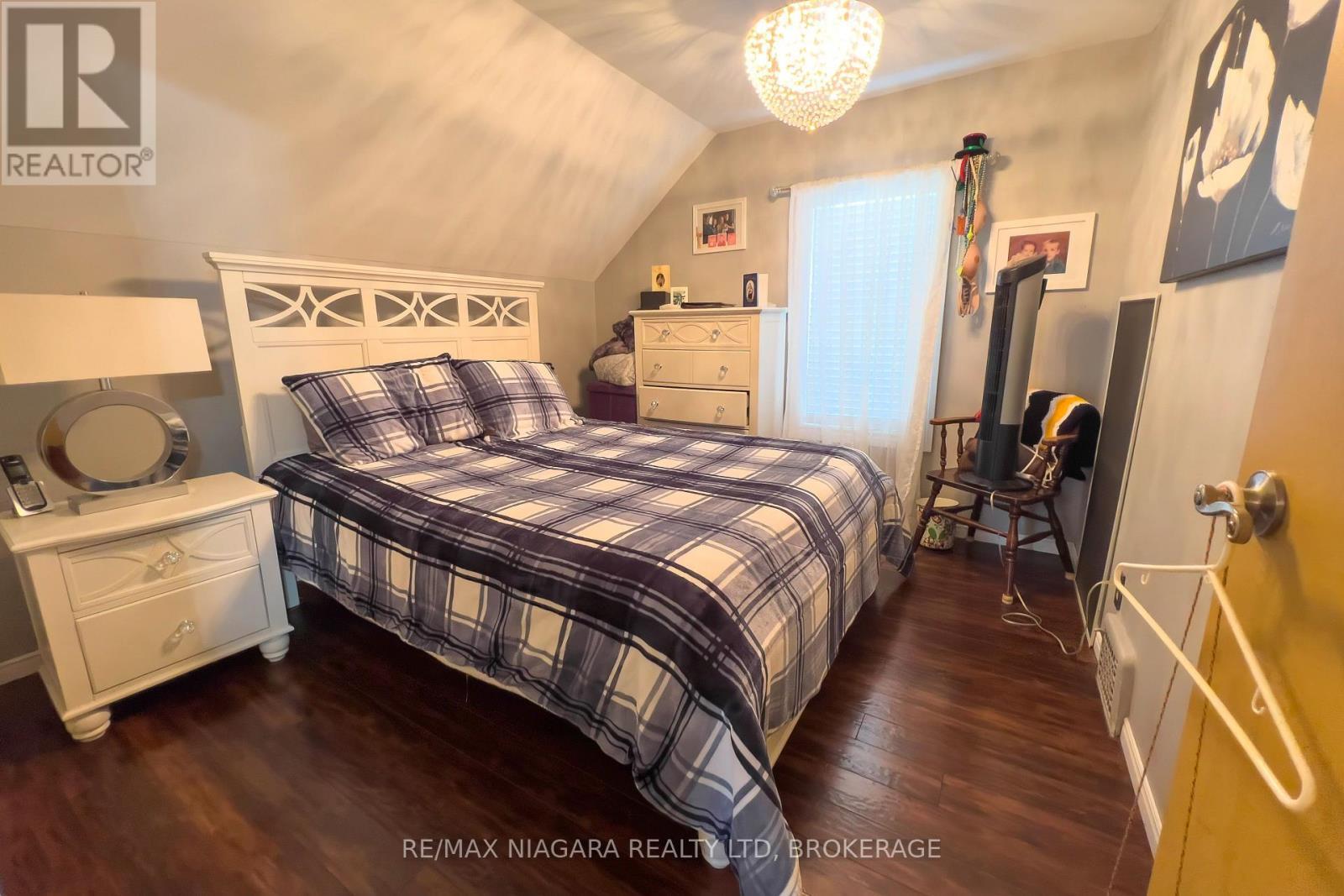 5791 Emery Street, Niagara Falls (Hospital), ON - Indoor Photo Showing Bedroom