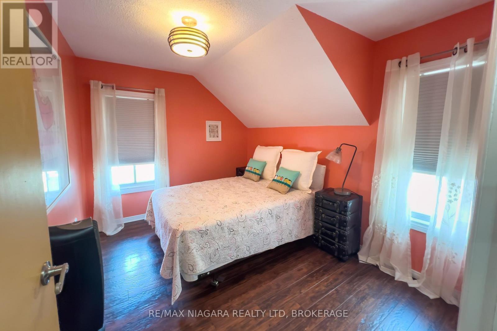 5791 Emery Street, Niagara Falls (Hospital), ON - Indoor Photo Showing Bedroom