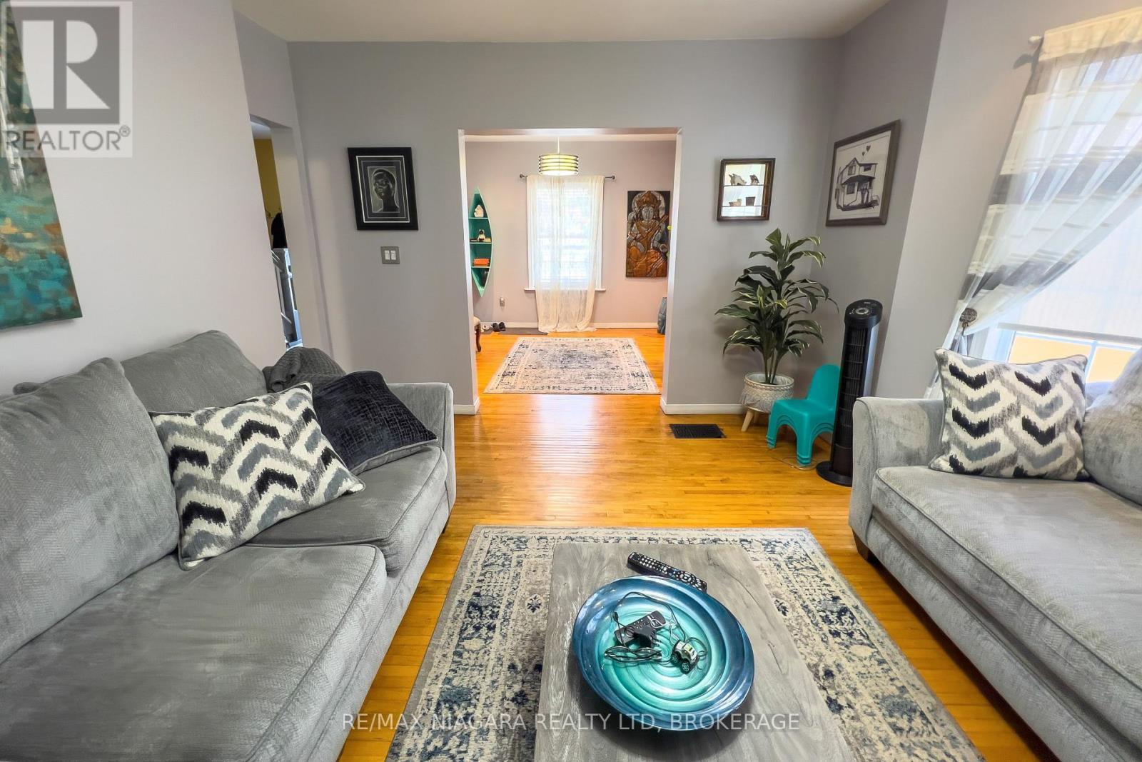 5791 Emery Street, Niagara Falls (Hospital), ON - Indoor Photo Showing Living Room