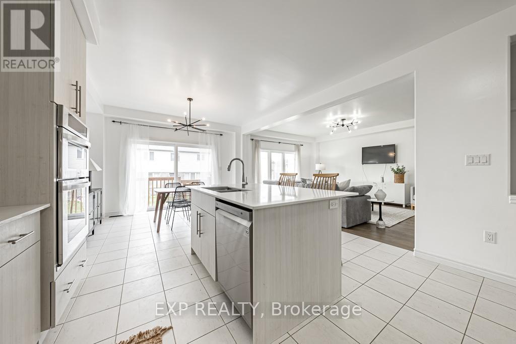 462 Blackburn Drive, Brantford, ON - Indoor Photo Showing Kitchen With Upgraded Kitchen