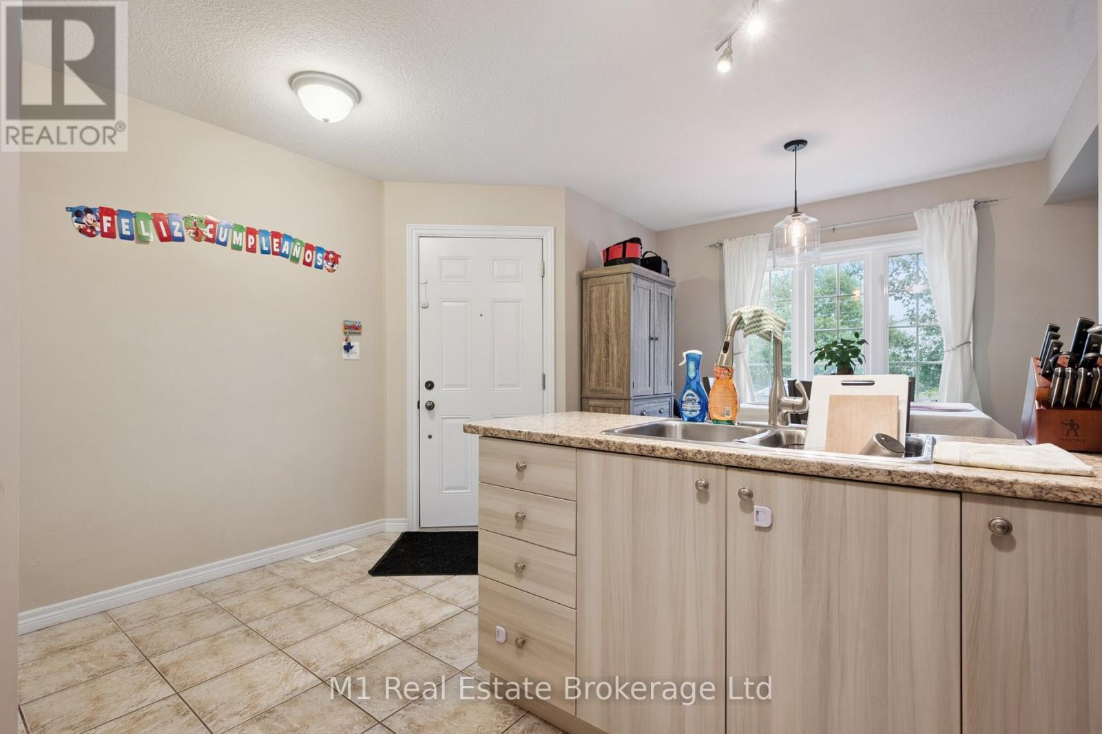 626A - 626 Woodlawn Road E, Guelph (Victoria North), ON - Indoor