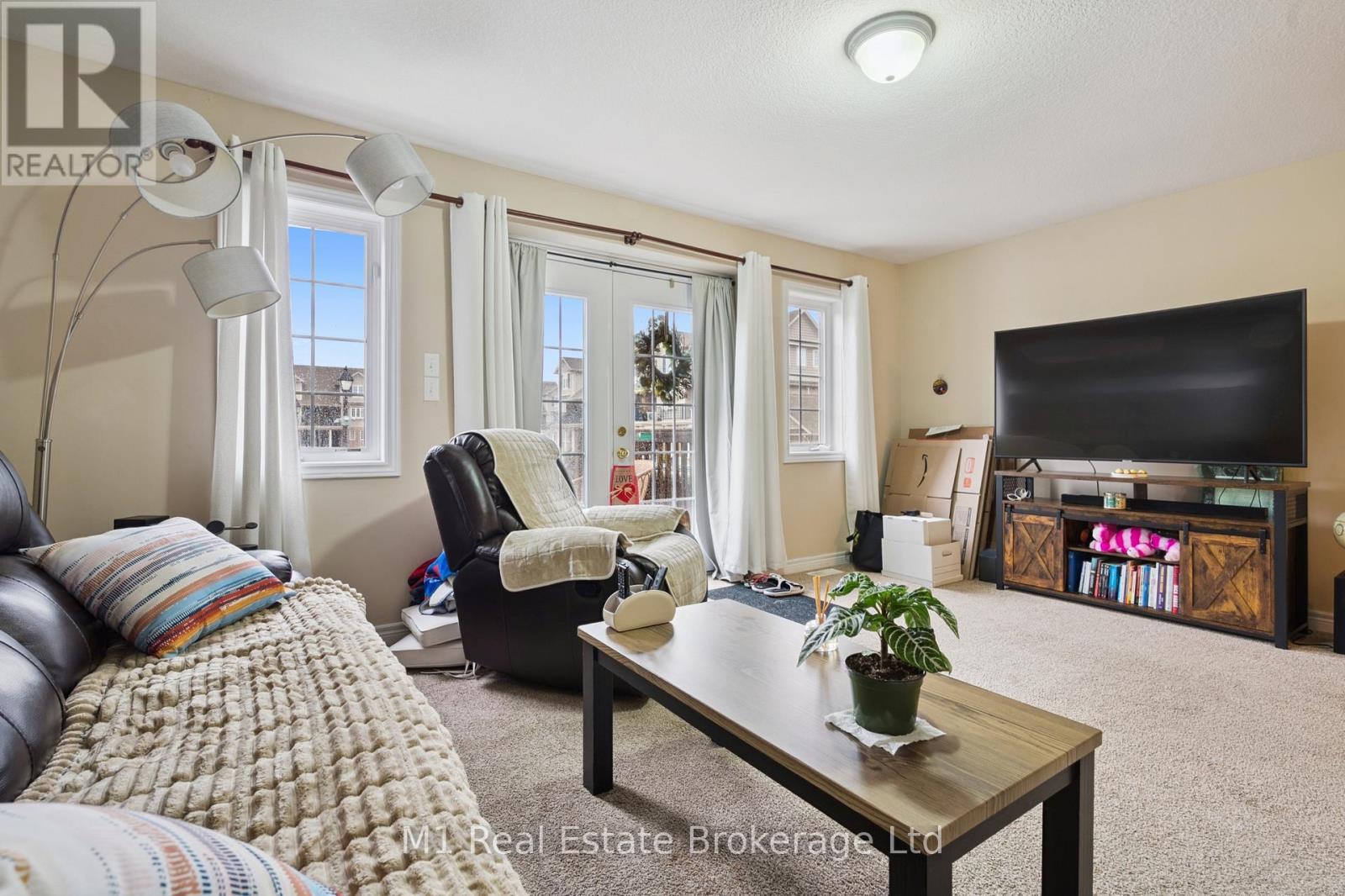 626A - 626 Woodlawn Road E, Guelph (Victoria North), ON - Indoor Photo Showing Living Room