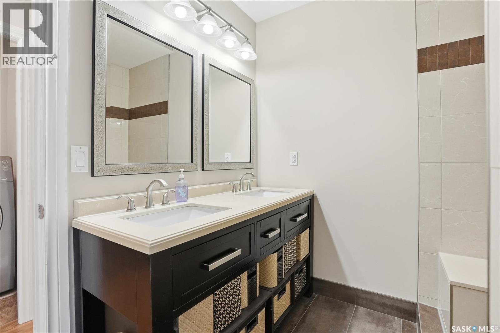 421 9Th Street, Saskatoon, SK - Indoor Photo Showing Bathroom