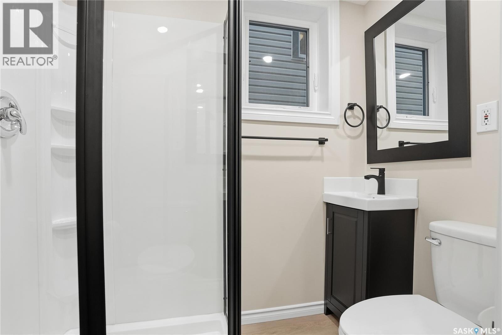 421 9Th Street, Saskatoon, SK - Indoor Photo Showing Bathroom