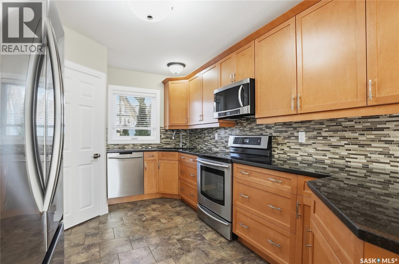 421 9Th Street, Saskatoon, SK - Indoor Photo Showing Kitchen