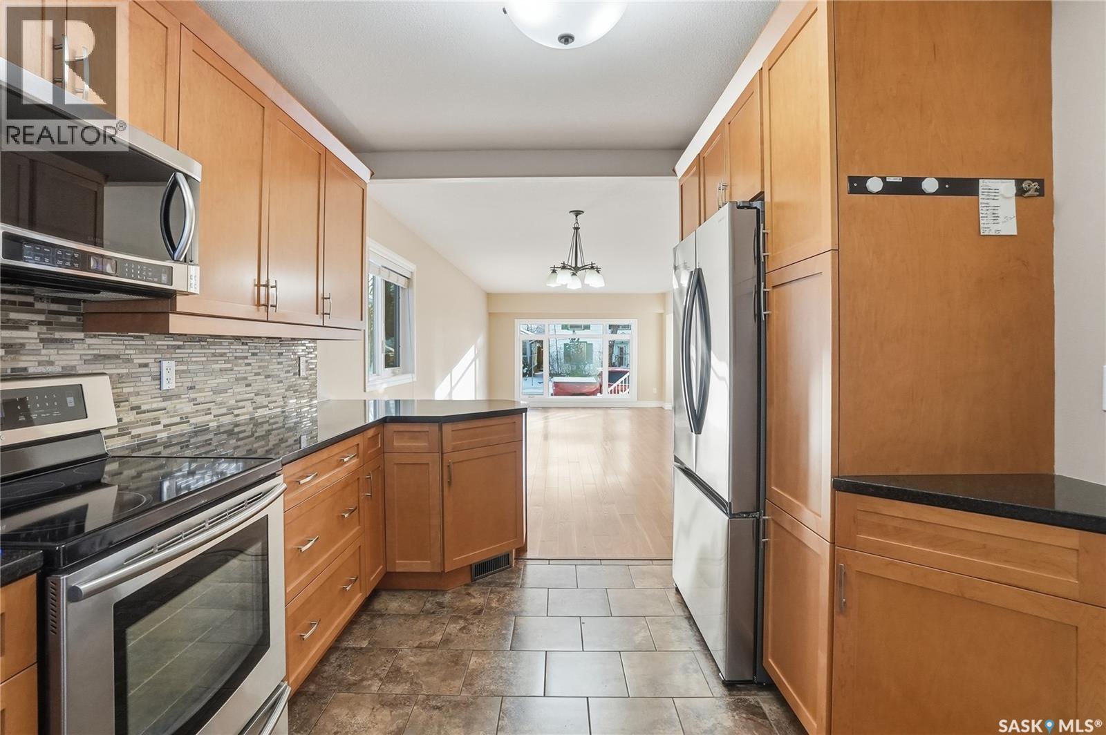 421 9Th Street, Saskatoon, SK - Indoor Photo Showing Kitchen