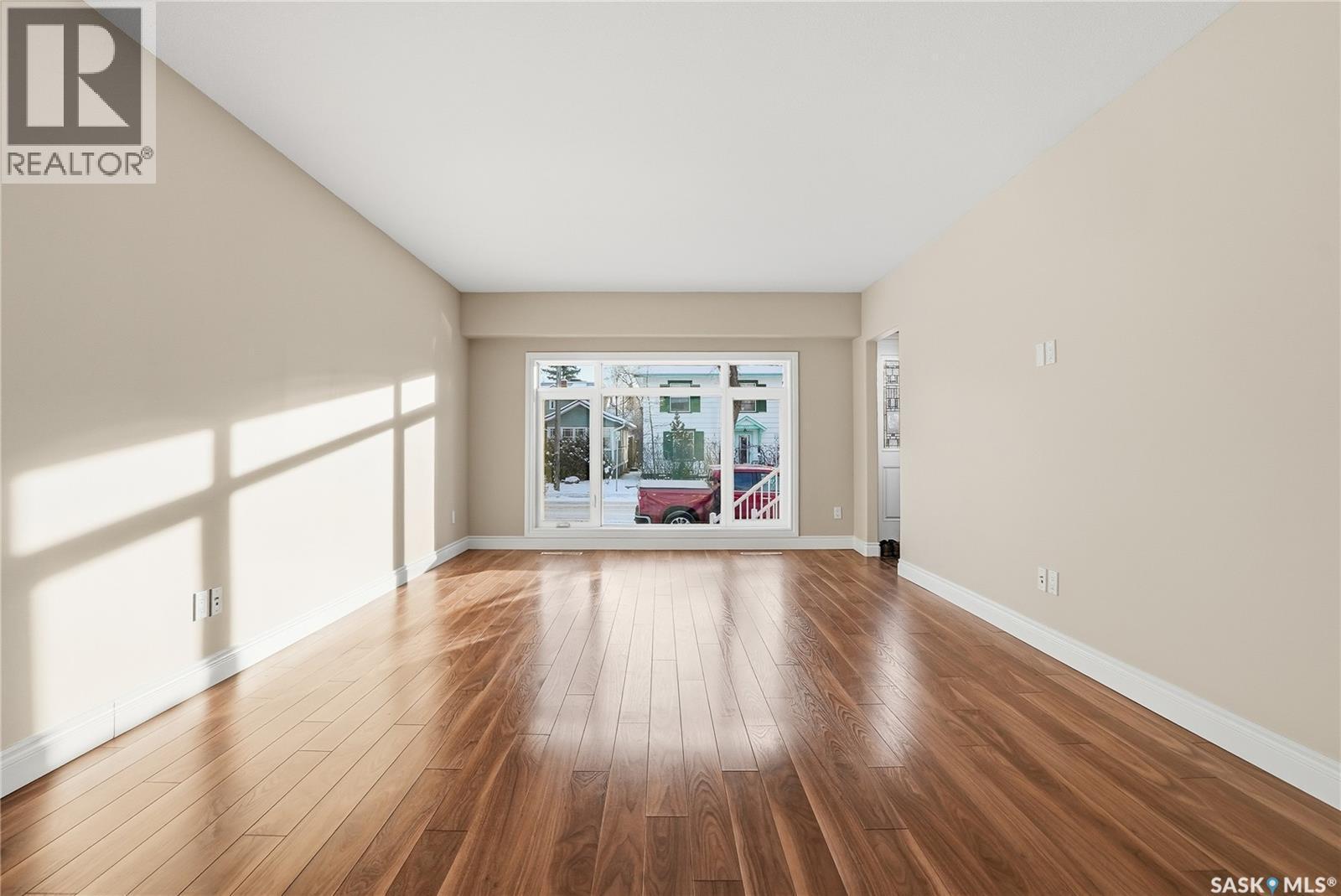 421 9Th Street, Saskatoon, SK - Indoor Photo Showing Living Room
