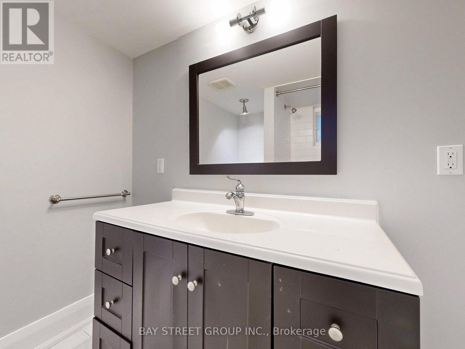 8 Overton Crescent, Toronto, ON - Indoor Photo Showing Bathroom