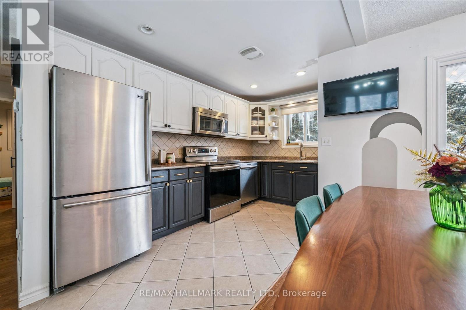 139 Bradley Street, Southgate, ON - Indoor Photo Showing Kitchen