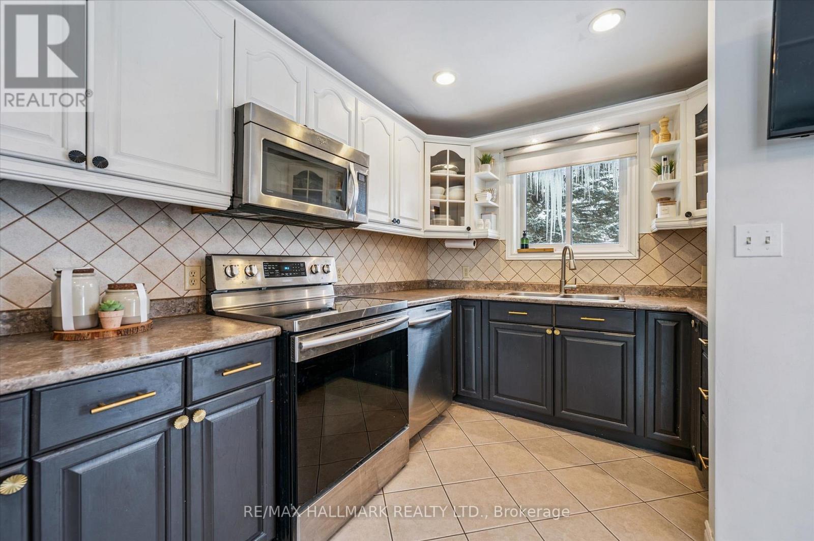 139 Bradley Street, Southgate, ON - Indoor Photo Showing Kitchen With Double Sink