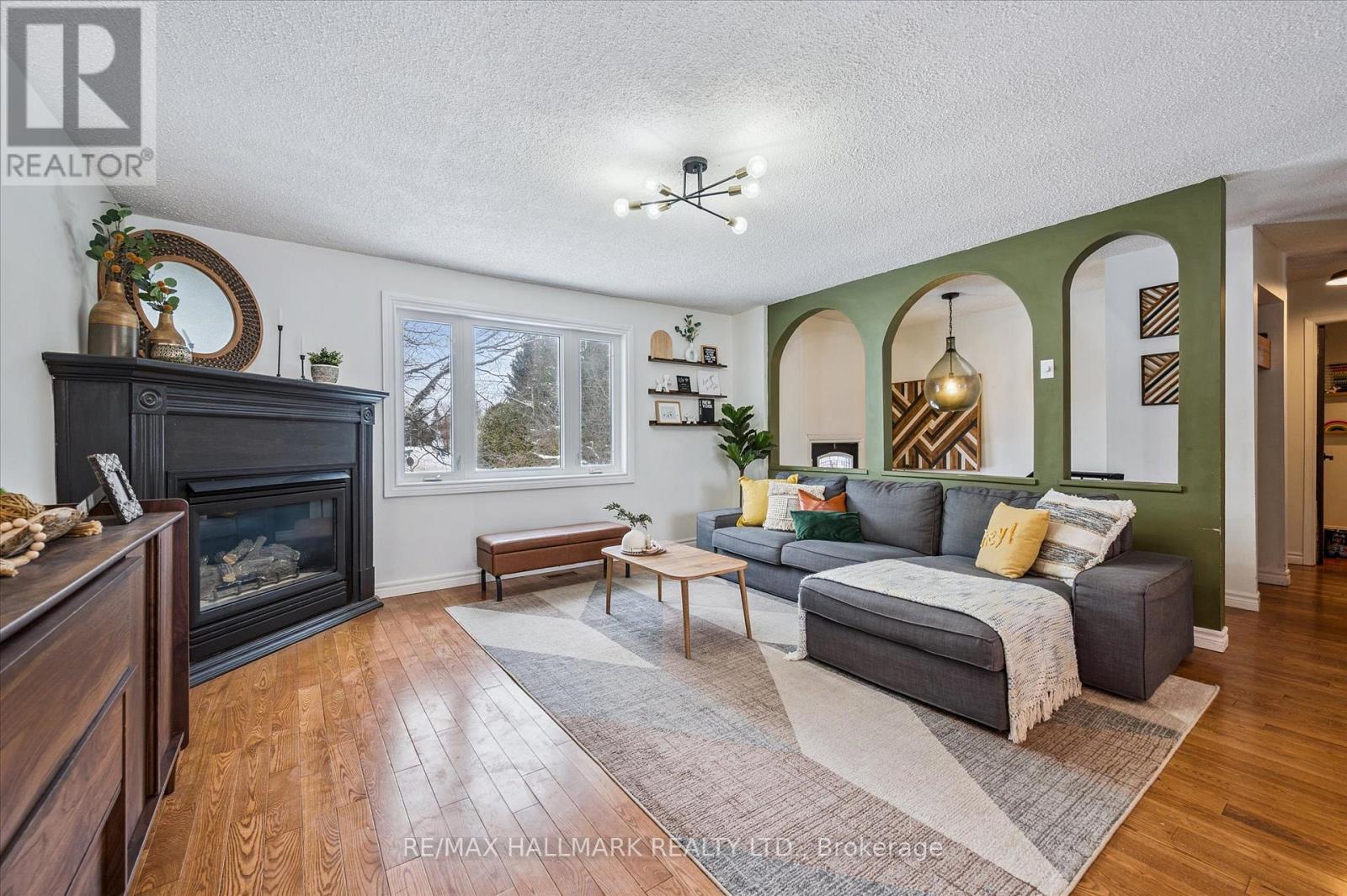 139 Bradley Street, Southgate, ON - Indoor Photo Showing Living Room With Fireplace