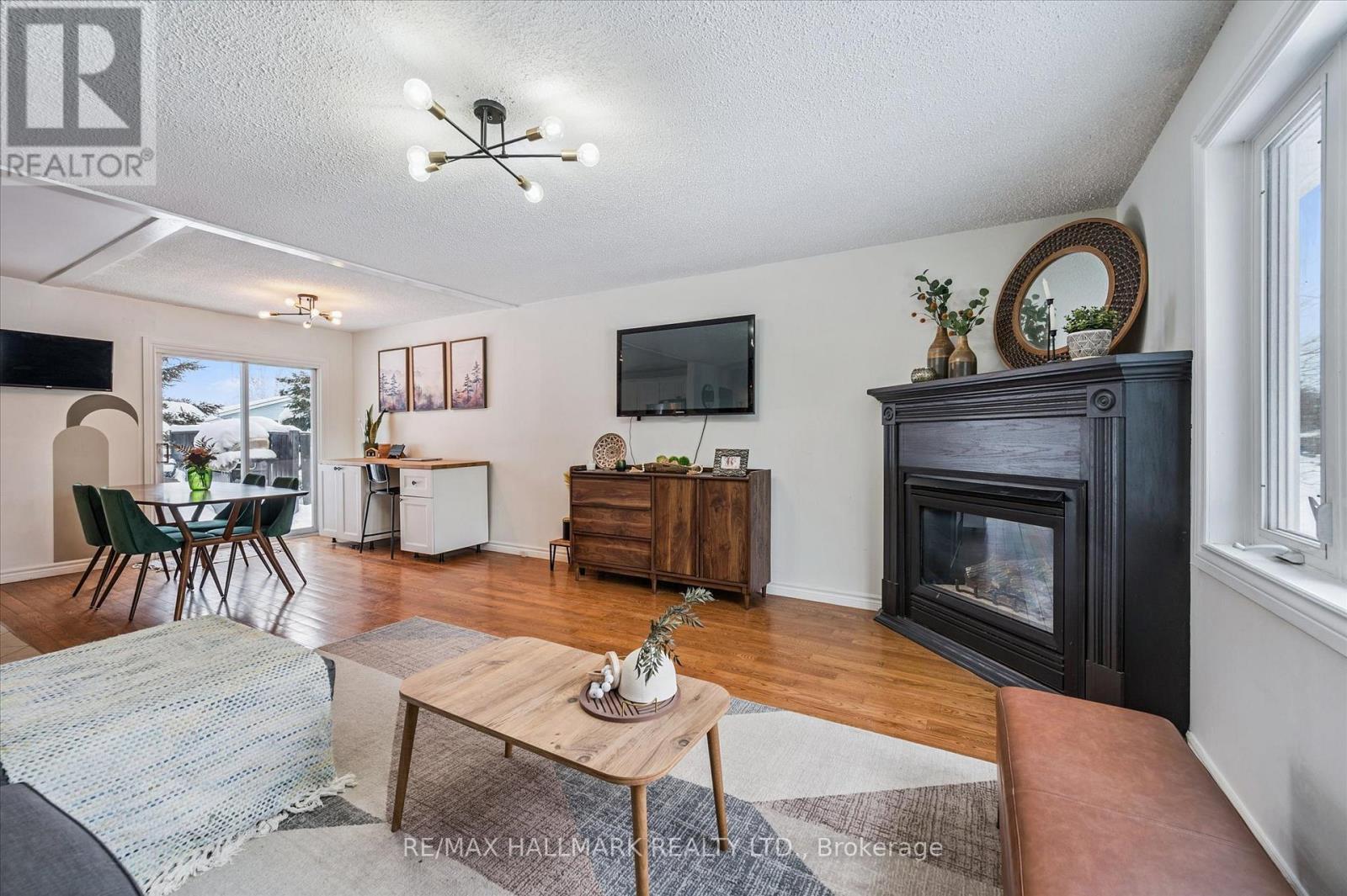 139 Bradley Street, Southgate, ON - Indoor Photo Showing Living Room With Fireplace