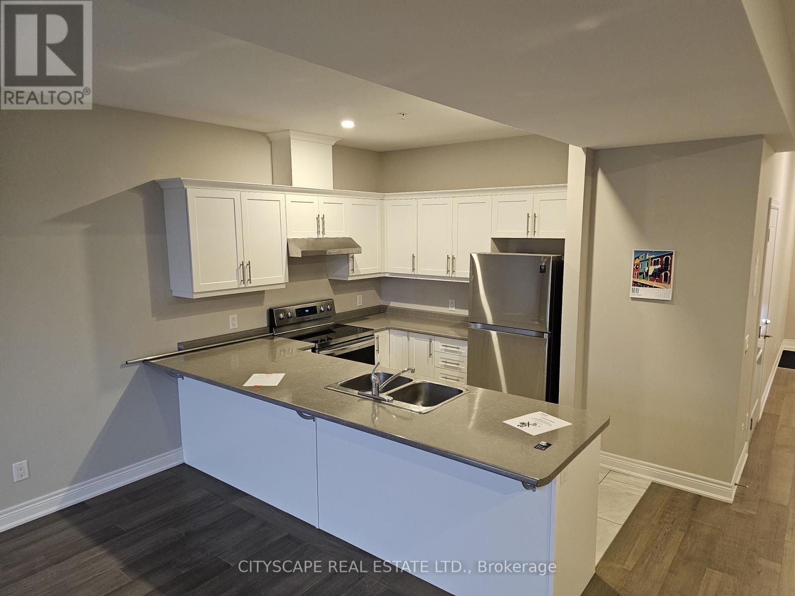 Kitchen - 31 Corbin Street, St. Catharines, ON - Indoor Photo Showing Kitchen With Double Sink