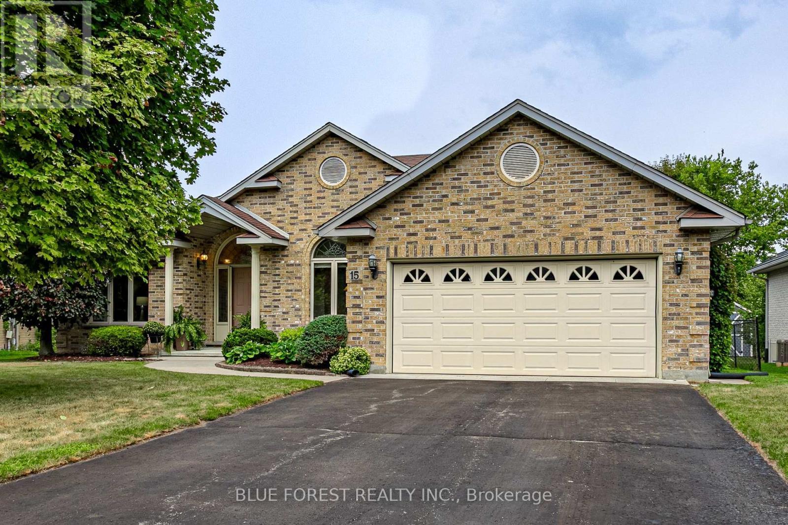15 Calvert Place, Thames Centre (Dorchester), ON - Outdoor With Facade