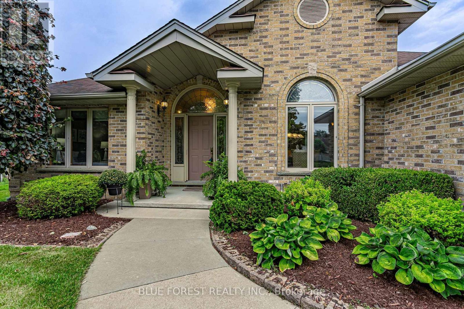 15 Calvert Place, Thames Centre (Dorchester), ON - Outdoor With Facade