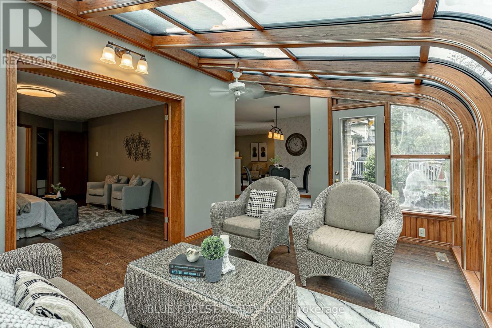 15 Calvert Place, Thames Centre (Dorchester), ON - Indoor Photo Showing Living Room