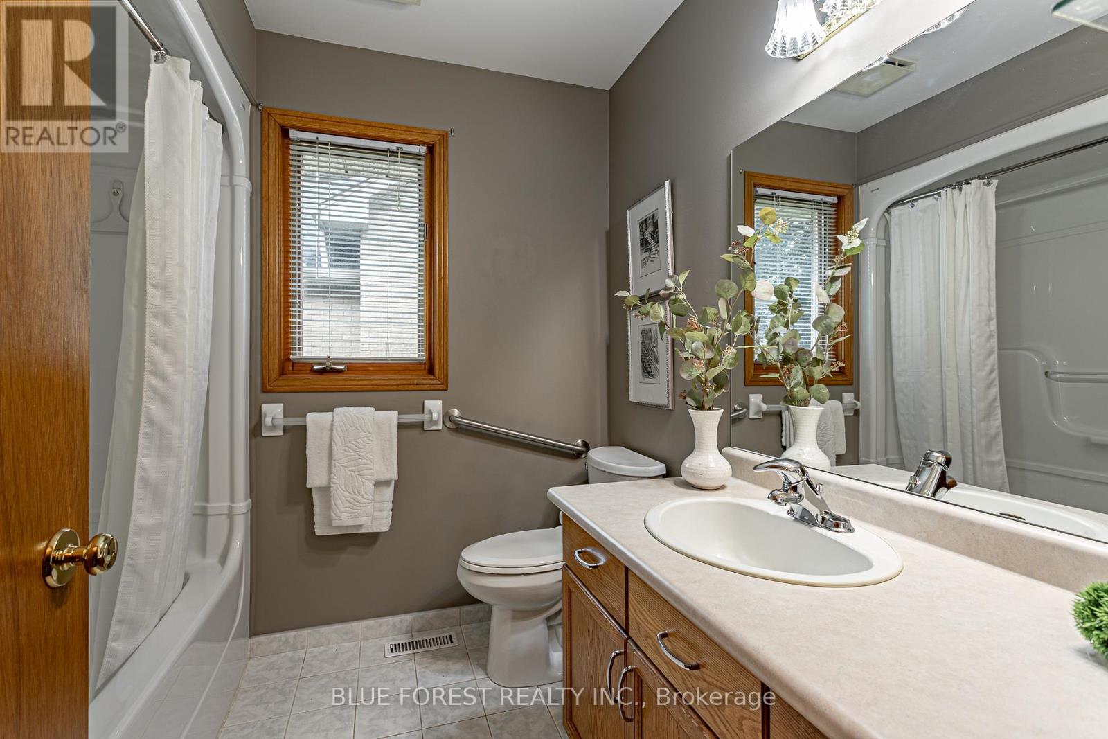 15 Calvert Place, Thames Centre (Dorchester), ON - Indoor Photo Showing Bathroom