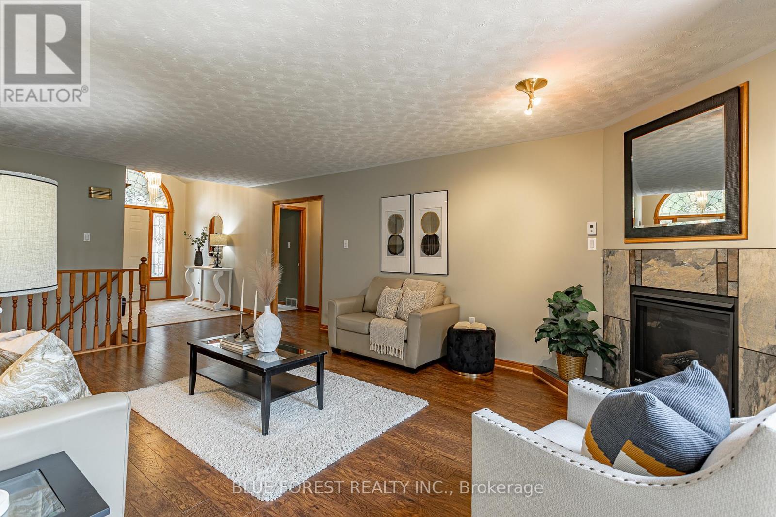 15 Calvert Place, Thames Centre (Dorchester), ON - Indoor Photo Showing Living Room With Fireplace
