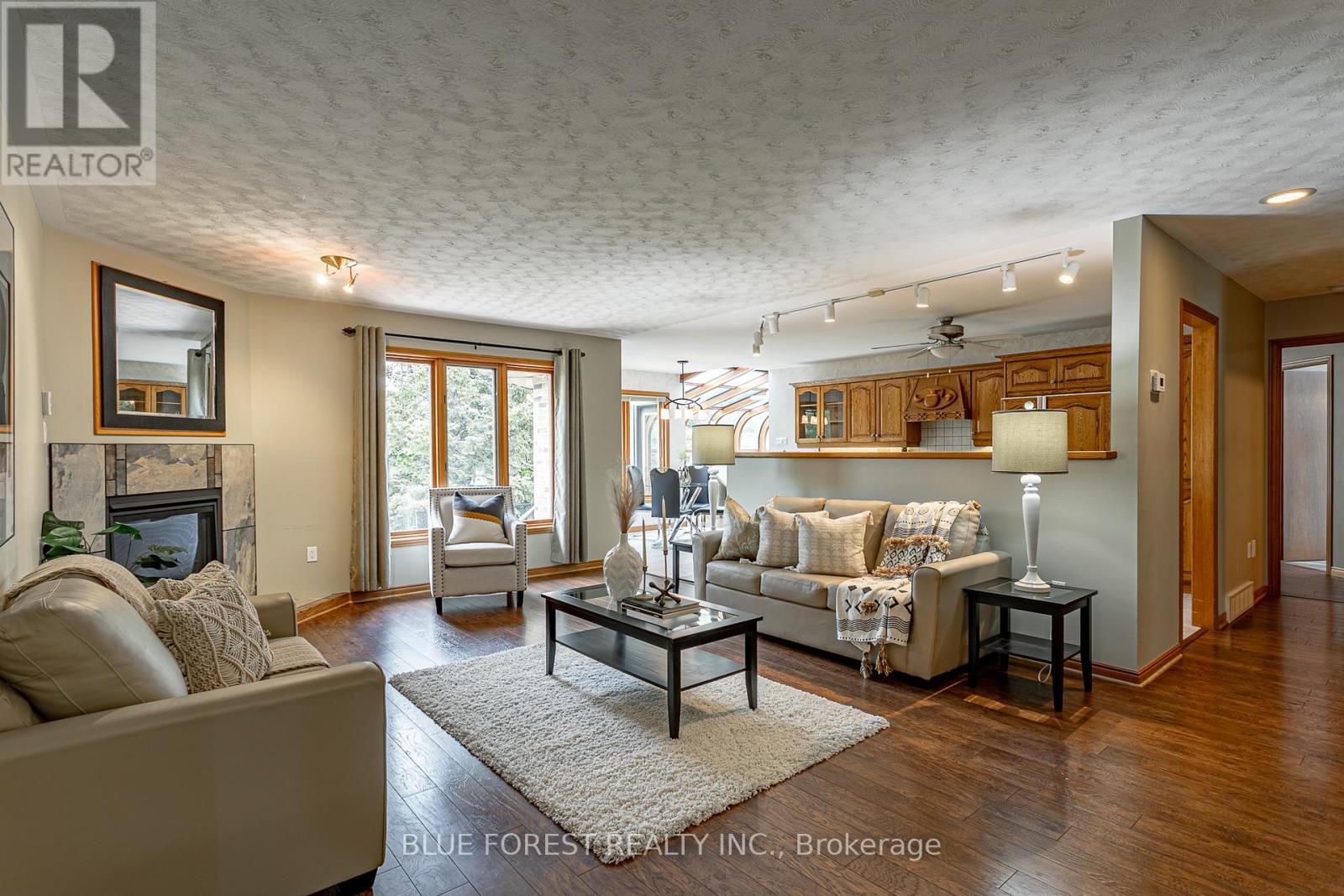 15 Calvert Place, Thames Centre (Dorchester), ON - Indoor Photo Showing Living Room With Fireplace