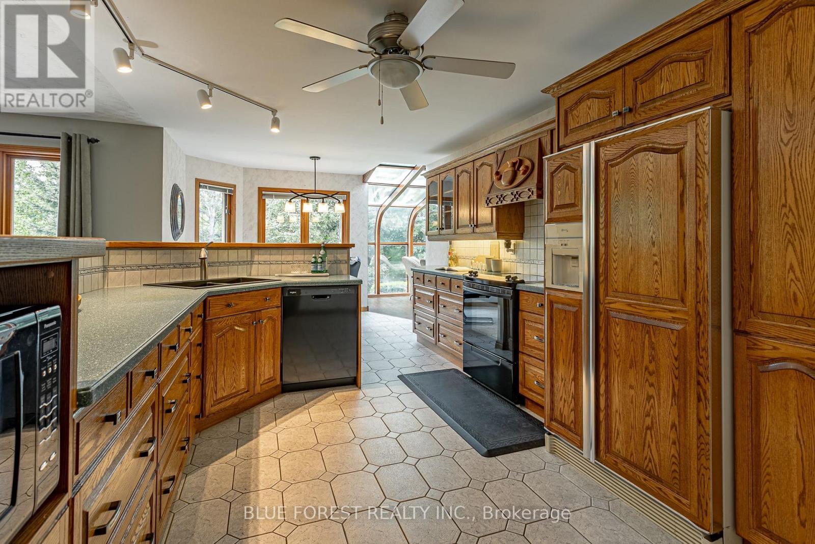15 Calvert Place, Thames Centre (Dorchester), ON - Indoor Photo Showing Kitchen With Double Sink